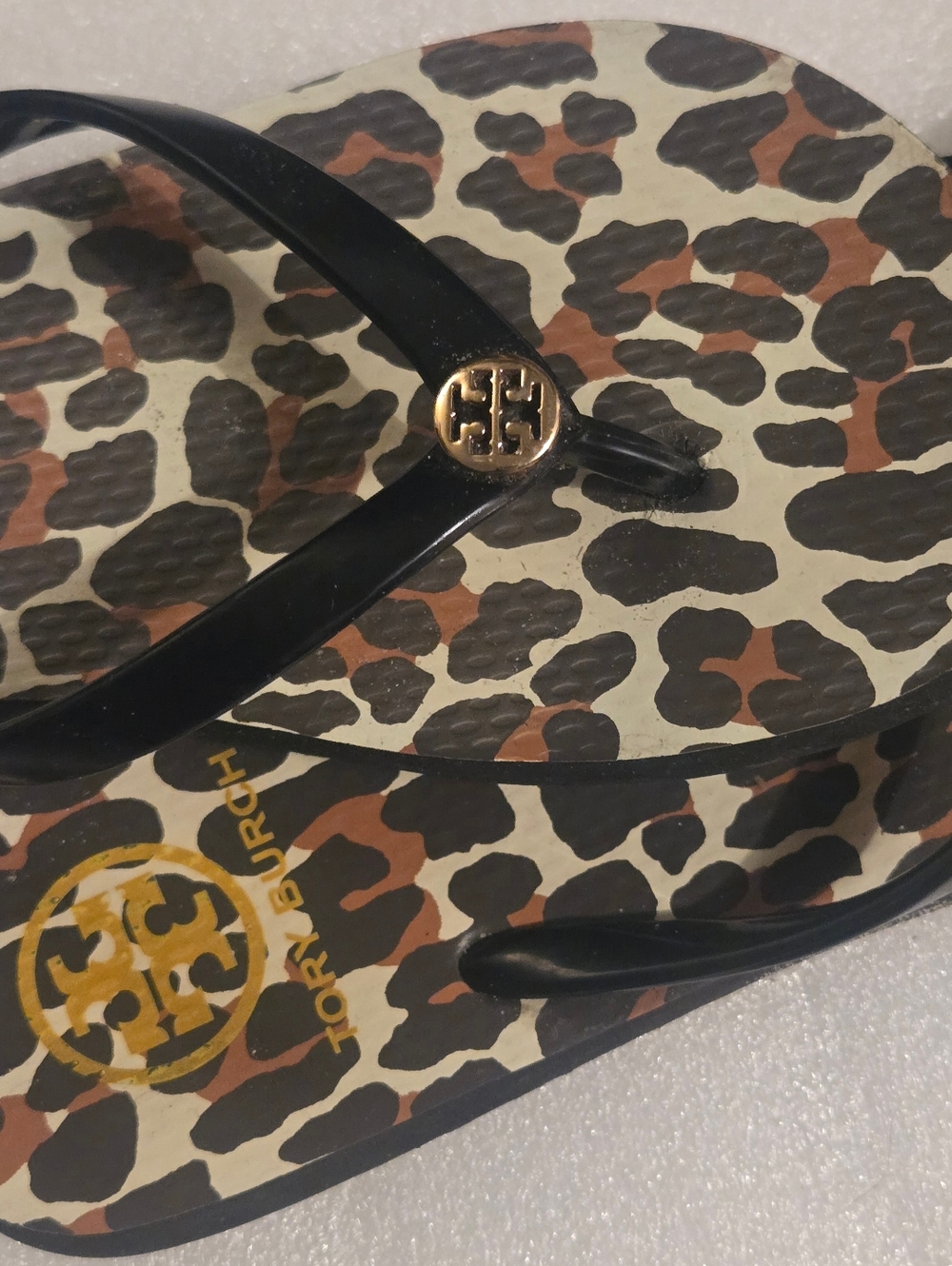 GUC Tory Burch Black Cheetah Thong Flip Flops Size 8M Thin Gold Logo Medallion - Picture 4 of 6